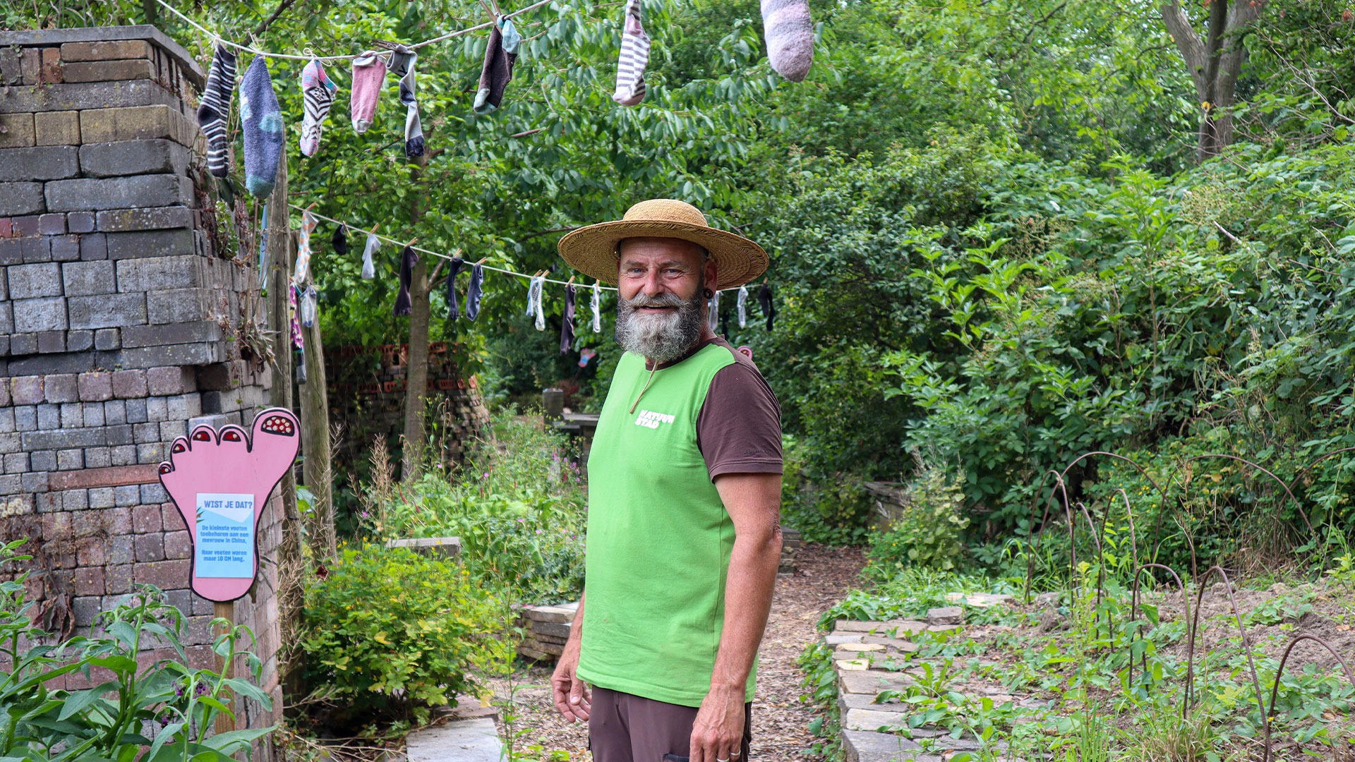 tuinman ed bij het blotevoetenpad op educatieve tuin de enk van natuurstad