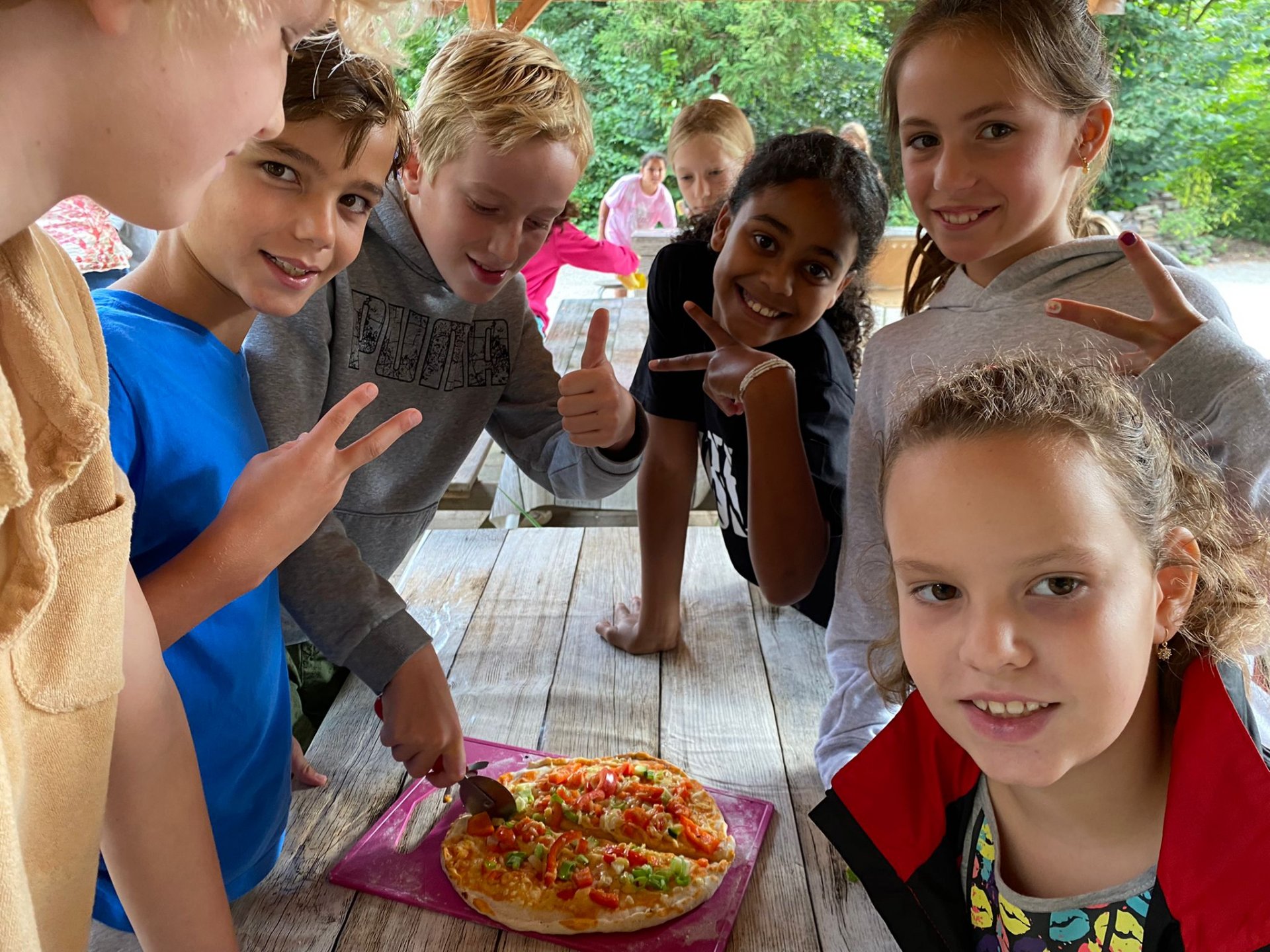 De kinderen vinden de pizza heerlijk Natuurstad
