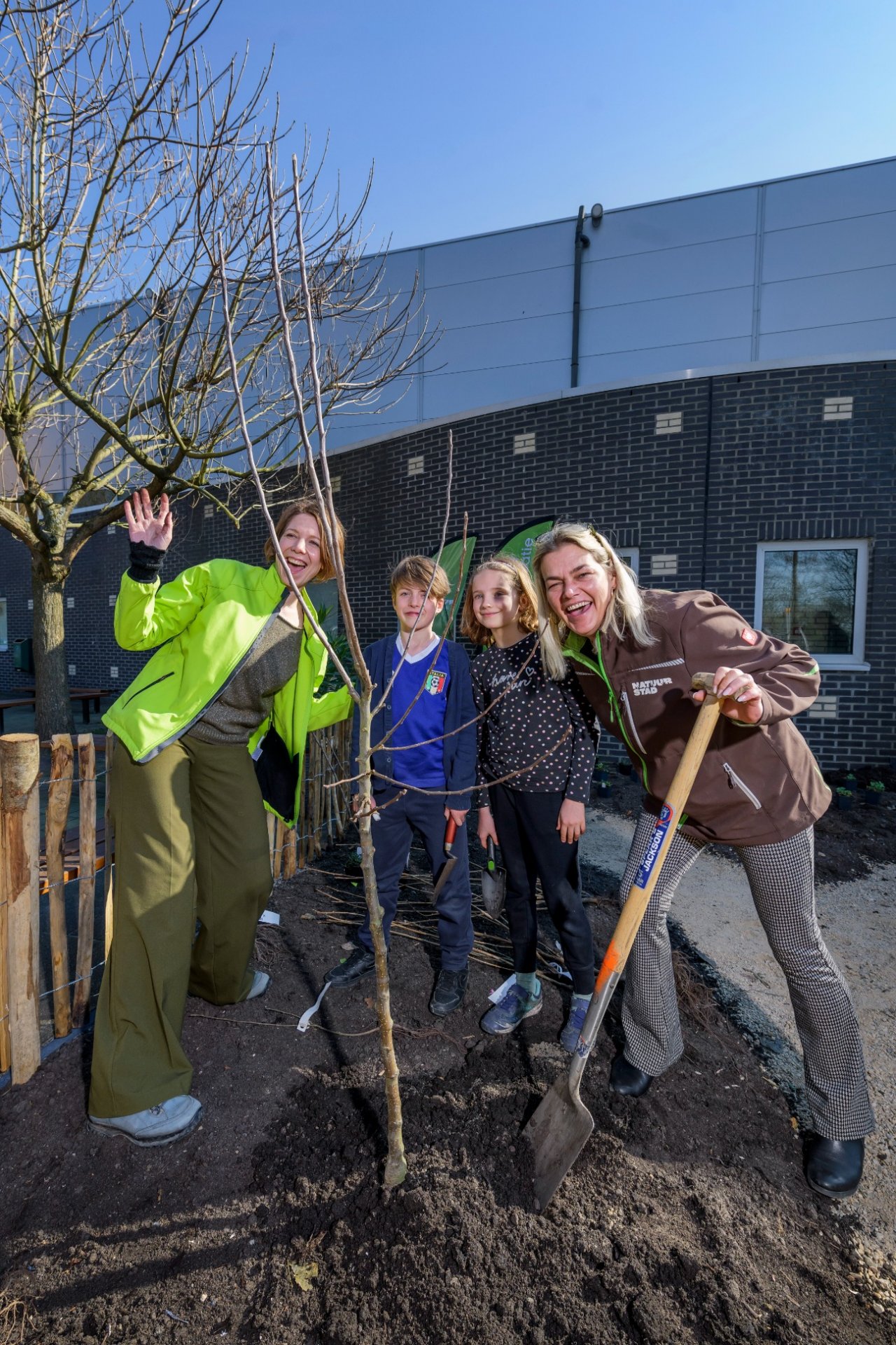 Daphne Teeling (IVN Zuid-Holland) en Louise Bergenhenegouwen trappen de samenwerking af met de aanplant van een appelboom