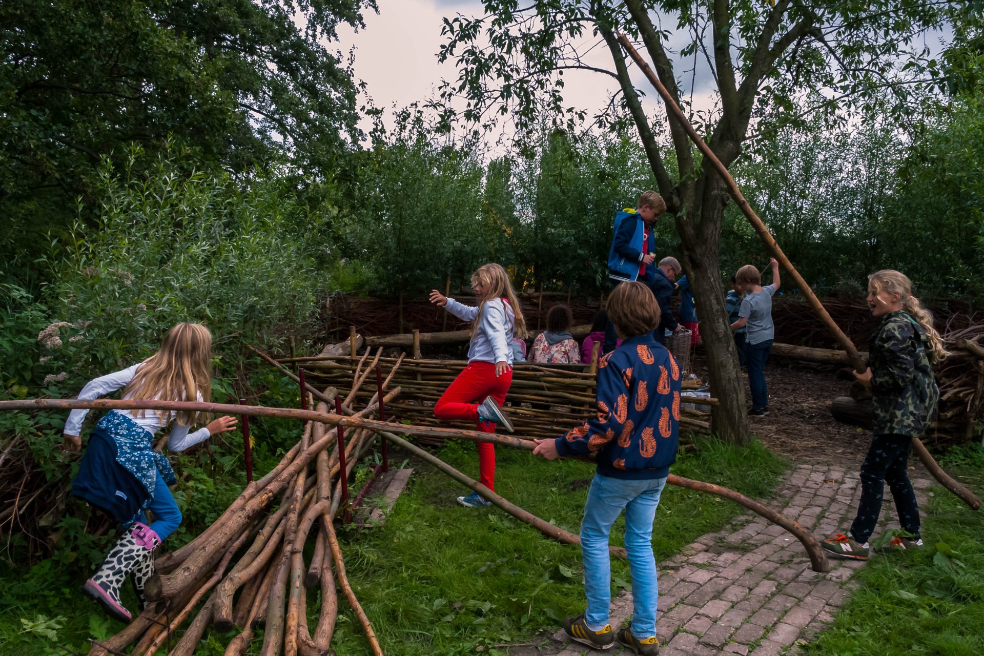 De Wilgenhof kinderen spelen met hout