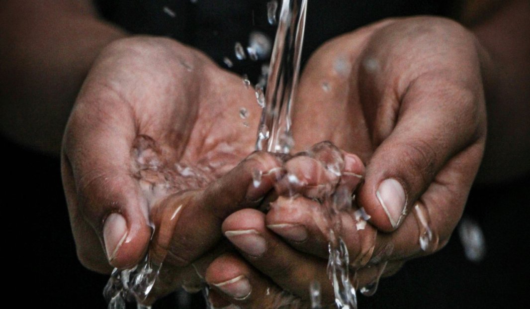 handen die water opvangen 