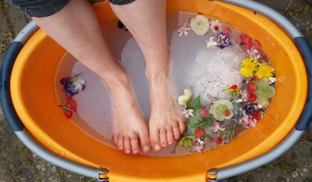 voeten in bloemenbad